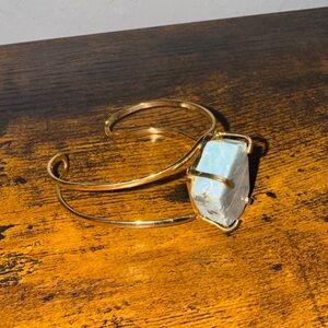 Elegant Gold Bracelet with Iridescent Stone